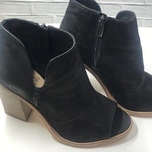 Vince Camuto Katleen Peep Toe Bootie 5.5M
