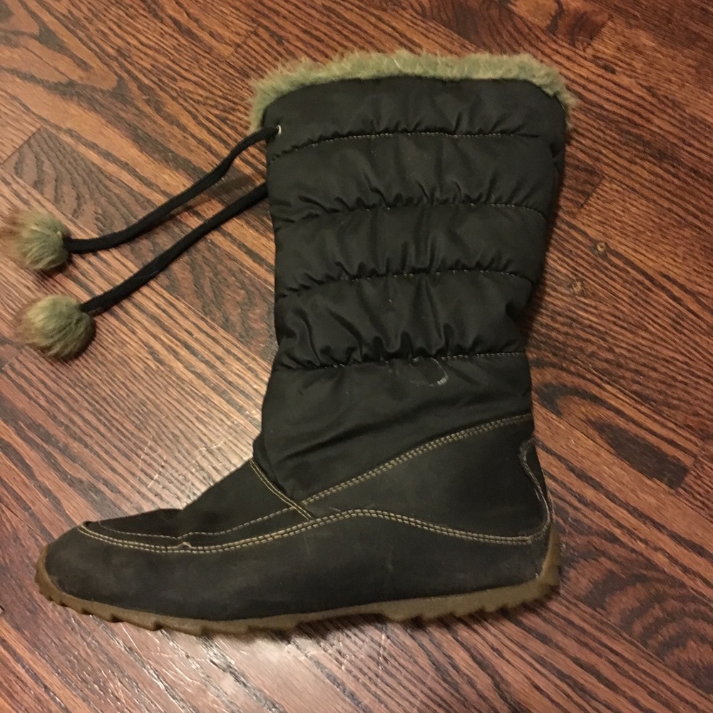 Black snow boots. Size 8.