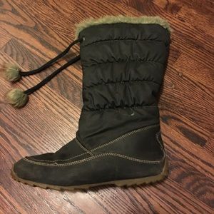 Black snow boots. Size 8.