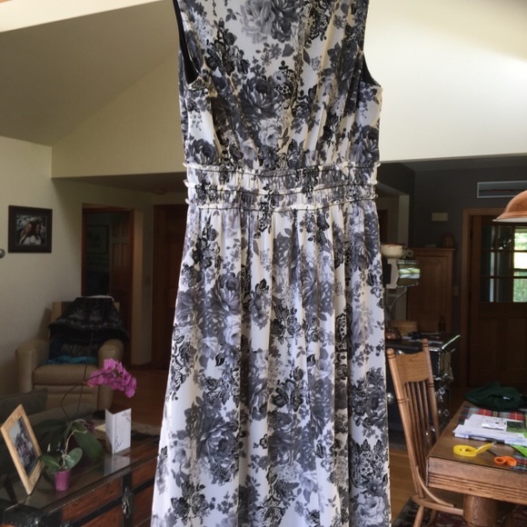 Black and white floral dress - Picture 2 of 3