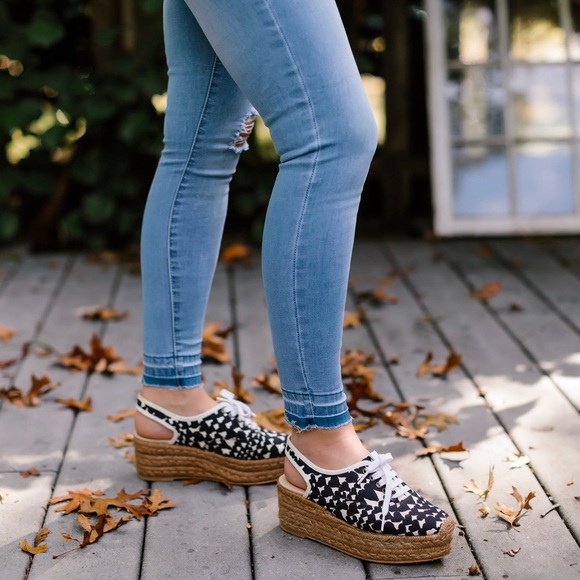 SoldOut11thStreet - Picture 2 of 8