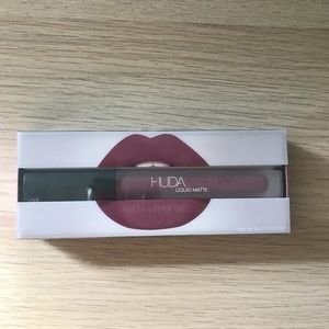Huda Beauty Liquid Matte Lipstick: Muse