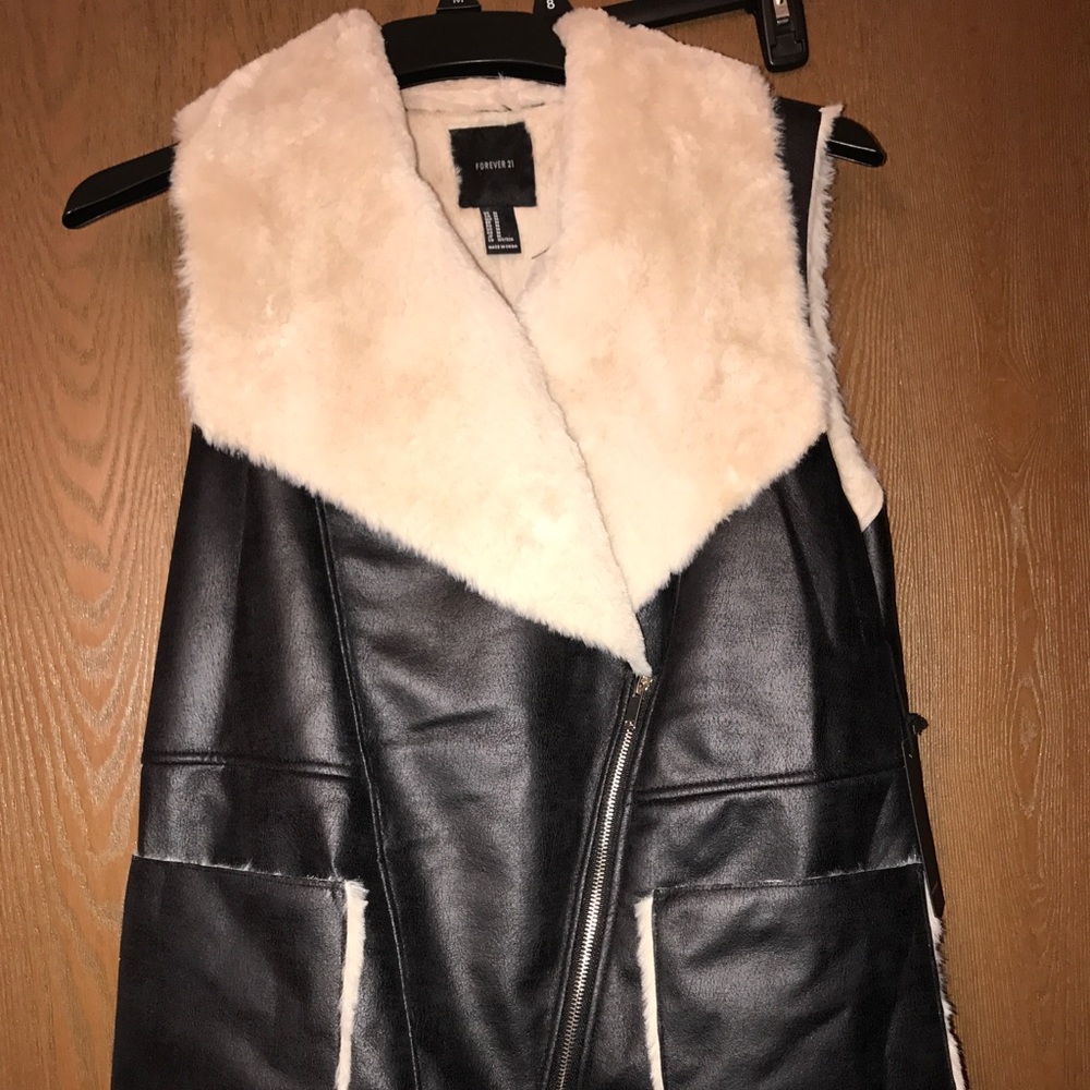 NWT FOREVER 21 Faux fur vest