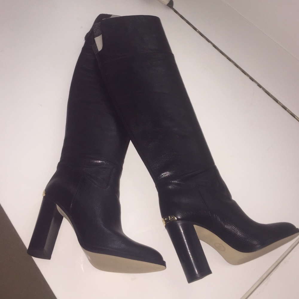 Beautiful Michael Kors black leather boots!