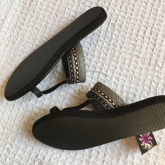 Olivia Miller Womens Toe Strap Striped Sandals - Picture 5 of 5