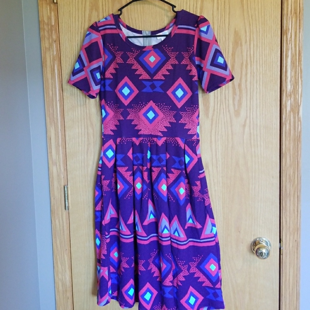 🎁FREE Necklace w/Lularoe Amelia Medium