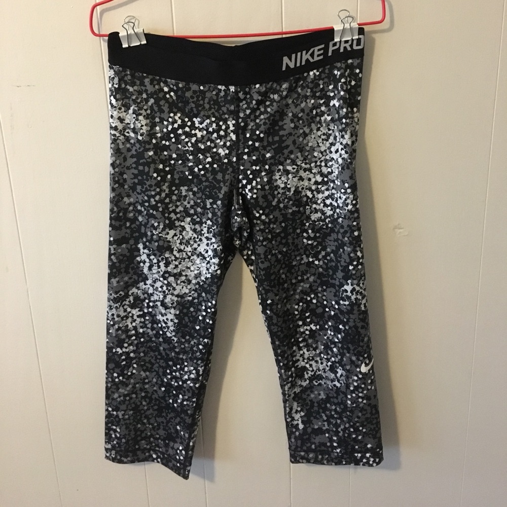 Nike pro compression capri pants