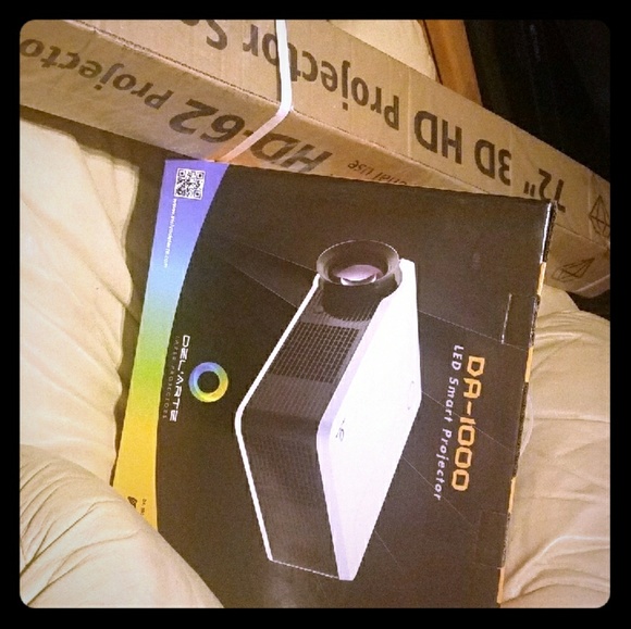 Brand new in box del'arte 3d & 4k lazer projector - Picture 1 of 4