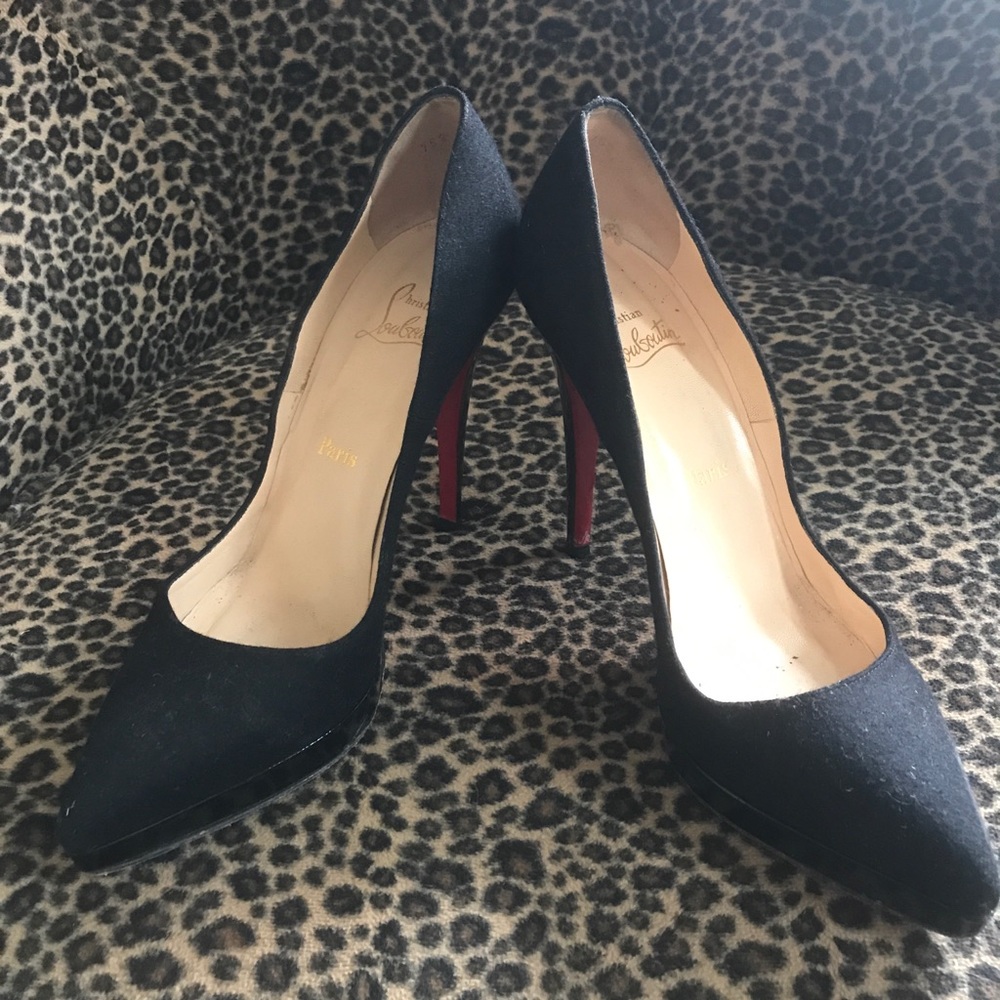 Classic Louboutin! Wool with patent heel and base