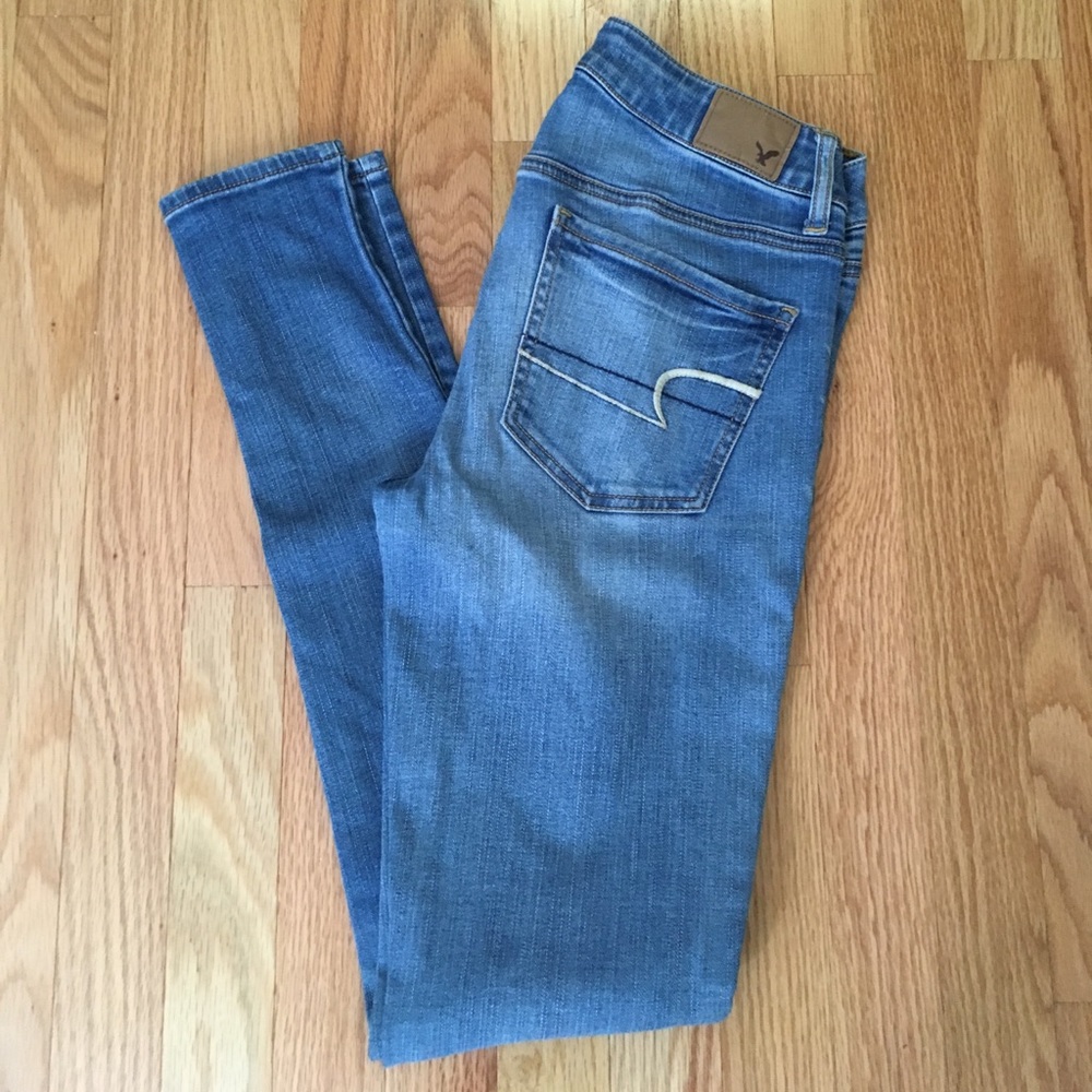 American Eagle light wash skinny jeans!
