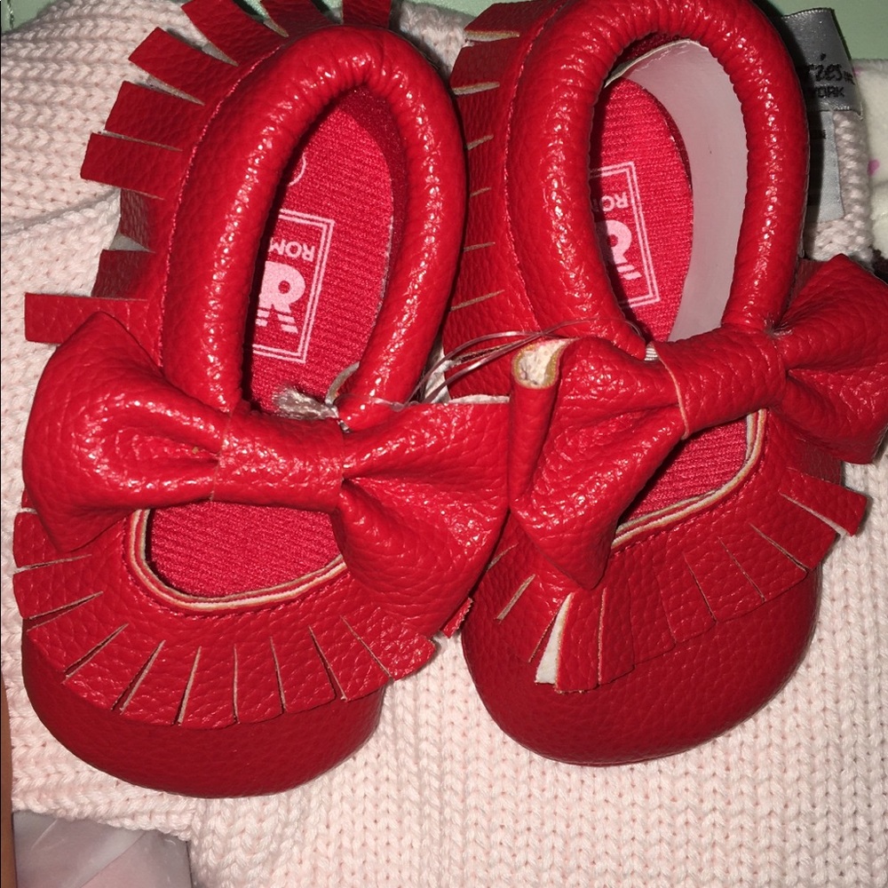 Red fringe bow Mocs