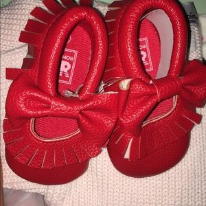 Red fringe bow Mocs
