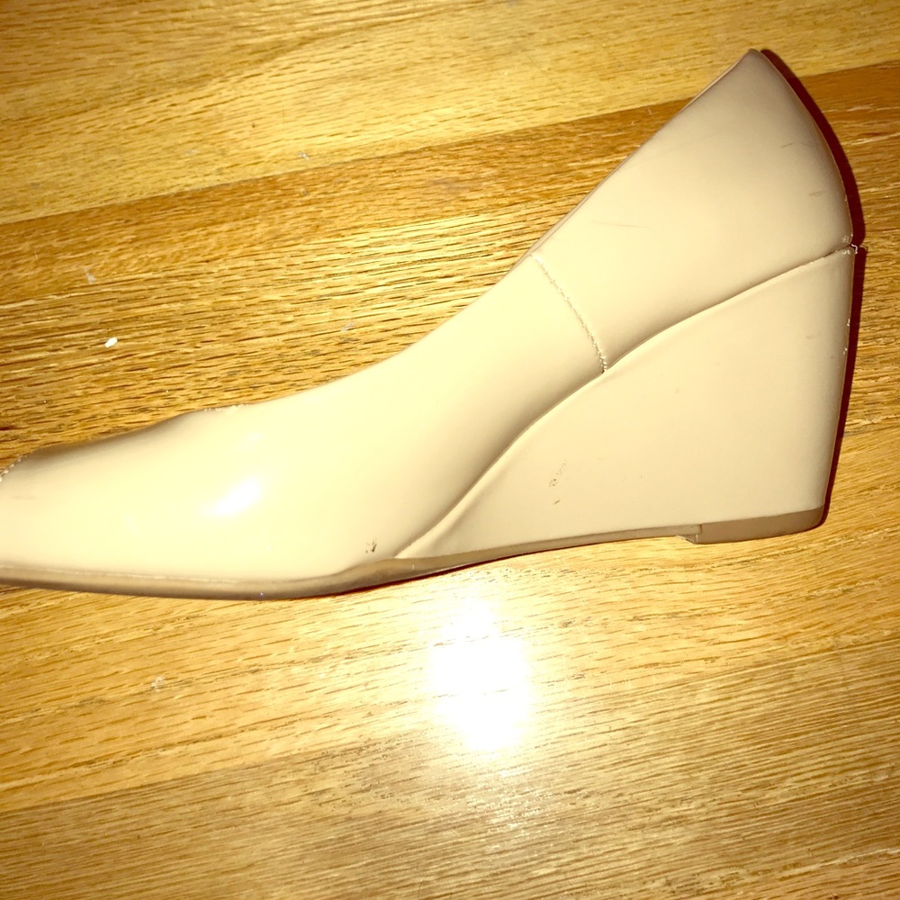 Nude/pink shoes with a shiny finish
