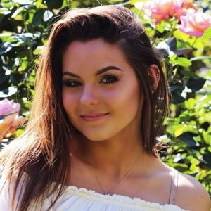 Meet your Posher, Hallie