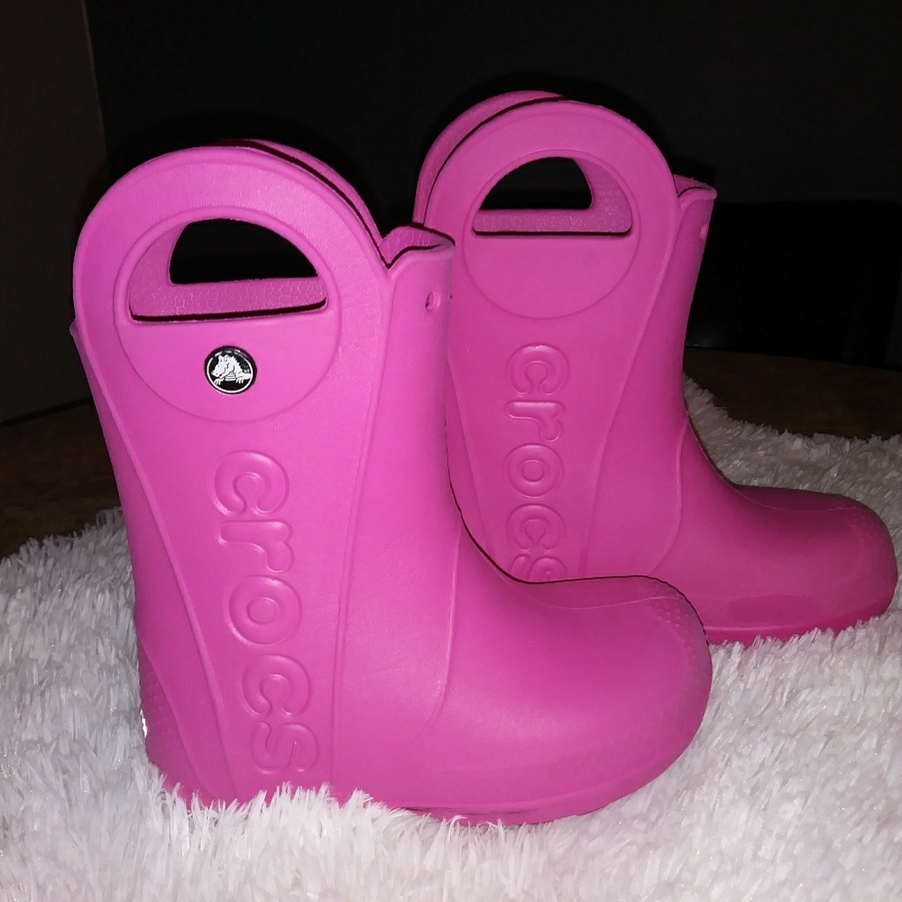 Crocs girls rain boots. ☔