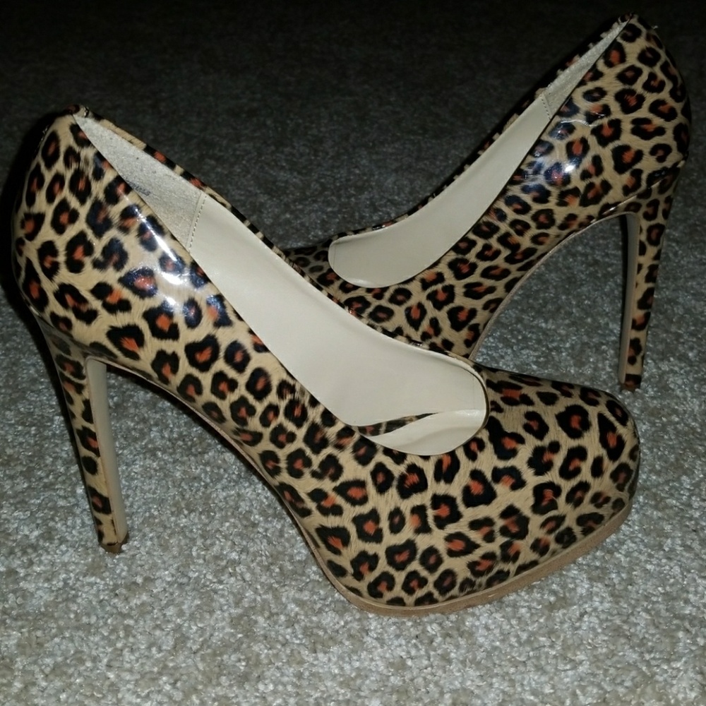 High heel cheetah pumps