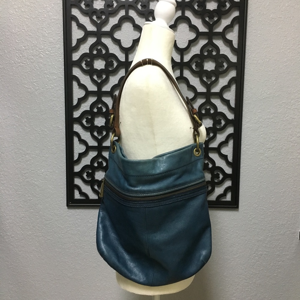 Pretty blue Fossil hobo with vintage vibe
