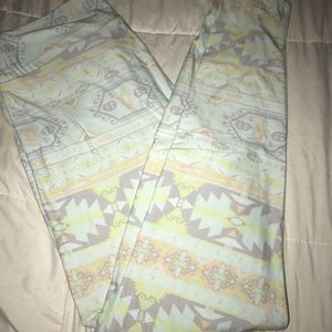 Lularoe Christmas print pastel Leggings