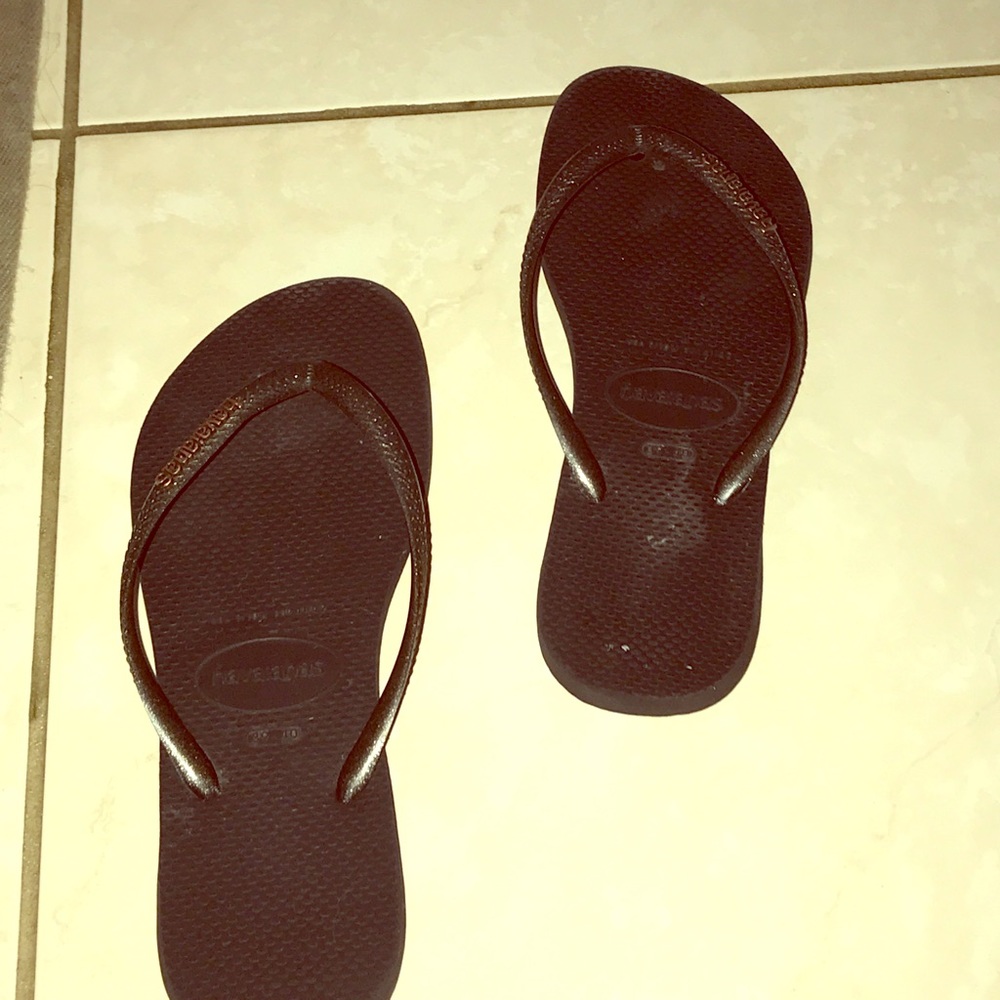 Black Havainas flip flops
