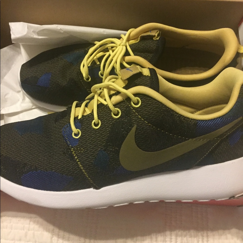 NWOT Women’s Nike roshe one jcrd print size 7.5