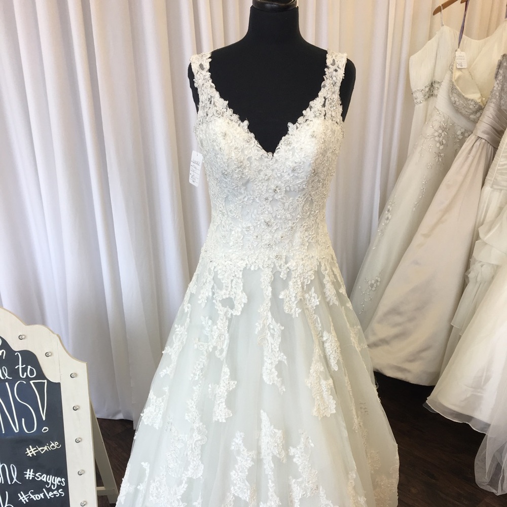 New Mon Cheri wedding gown size 6