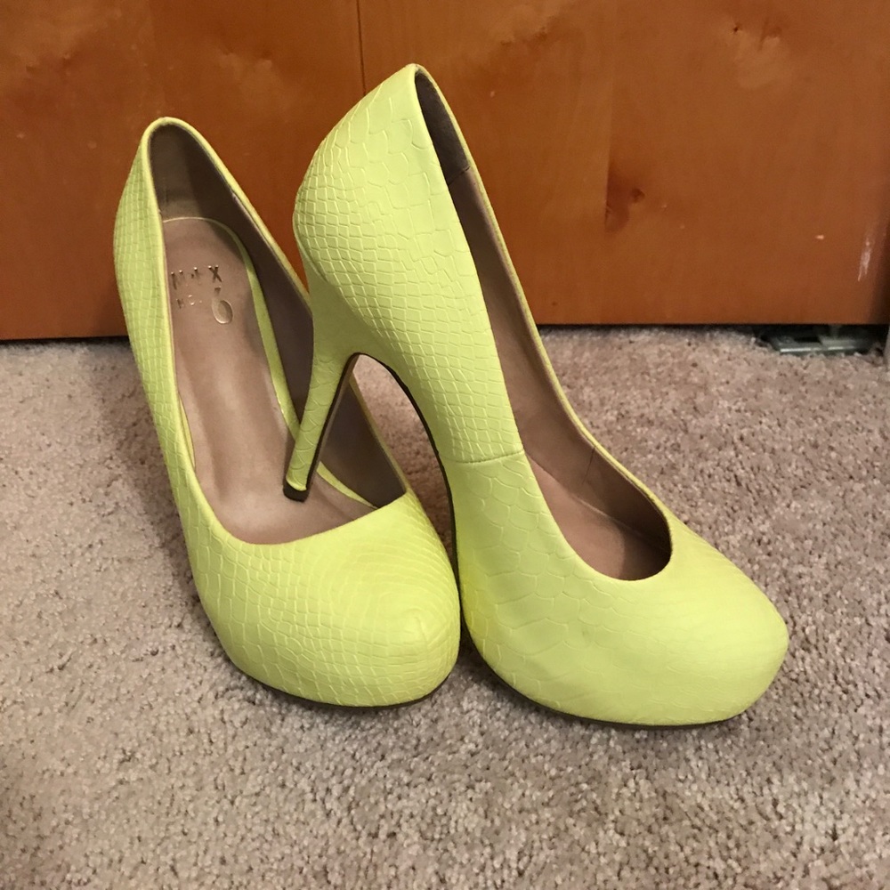 Neon yellow snakeskin-textured pumps