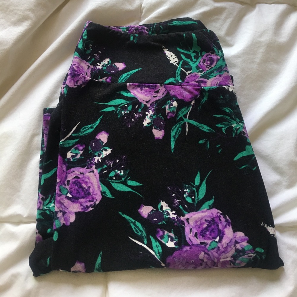 Lularoe TC solid black background leggings