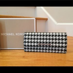 NWOT MICHAEL KORS BLACK, WHITE, & SILVER WALLET!