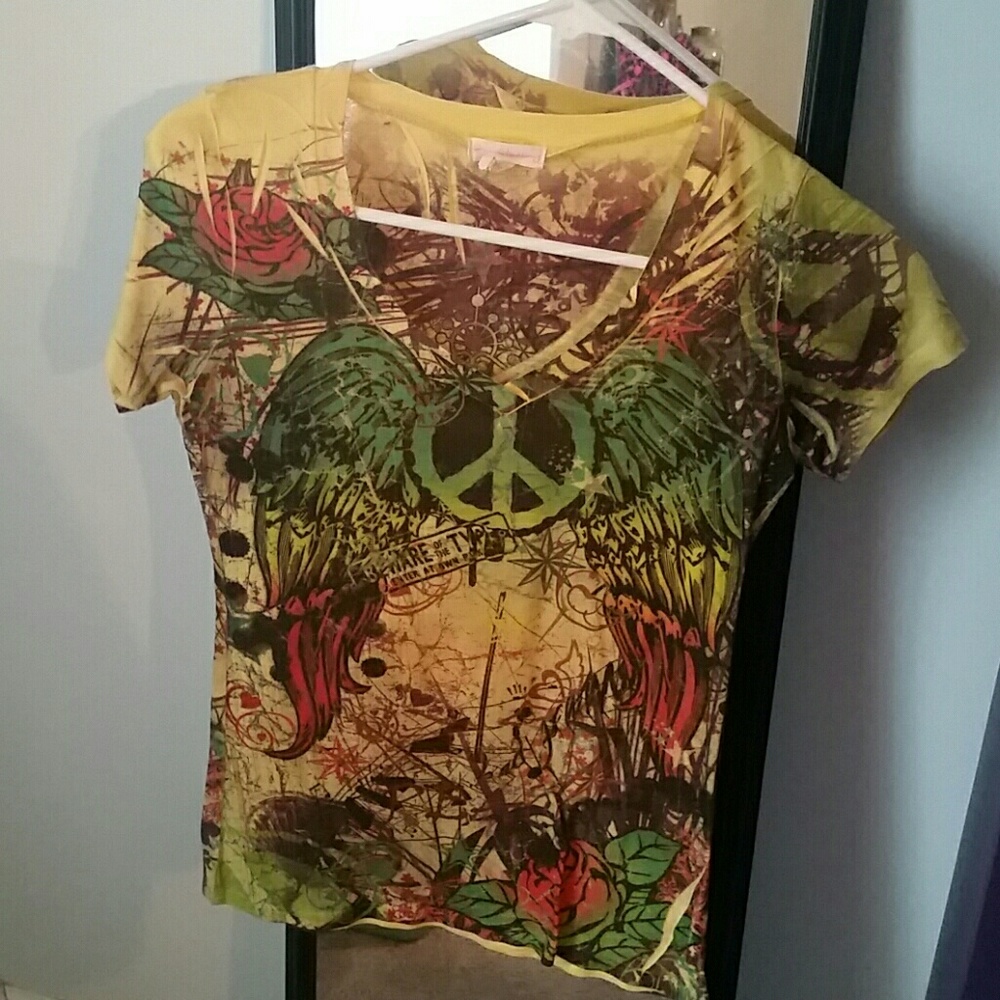 Winged peace sign vneck