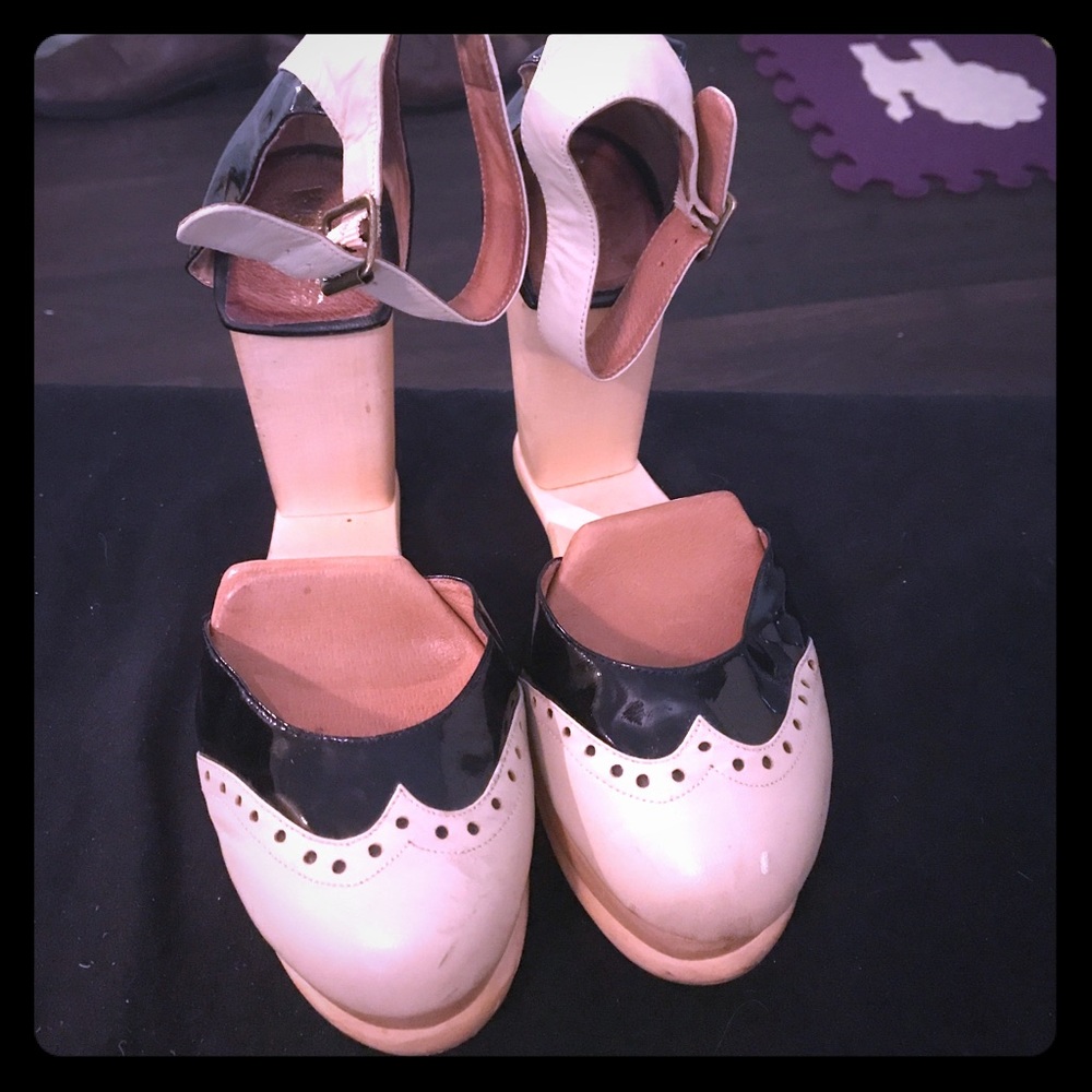 Retro-feel Platform Sandals 4 a TRUE Fashionista!