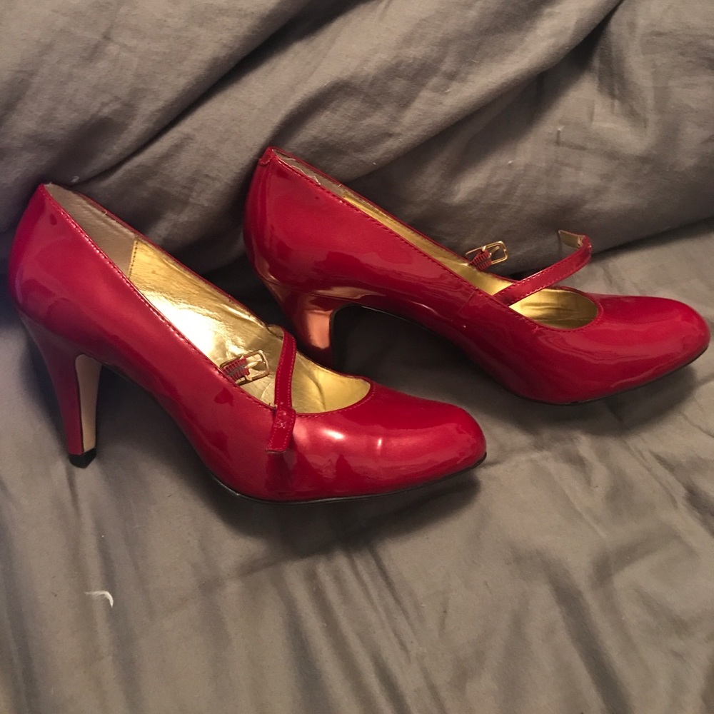 8.5 Liz Claiborne red heels