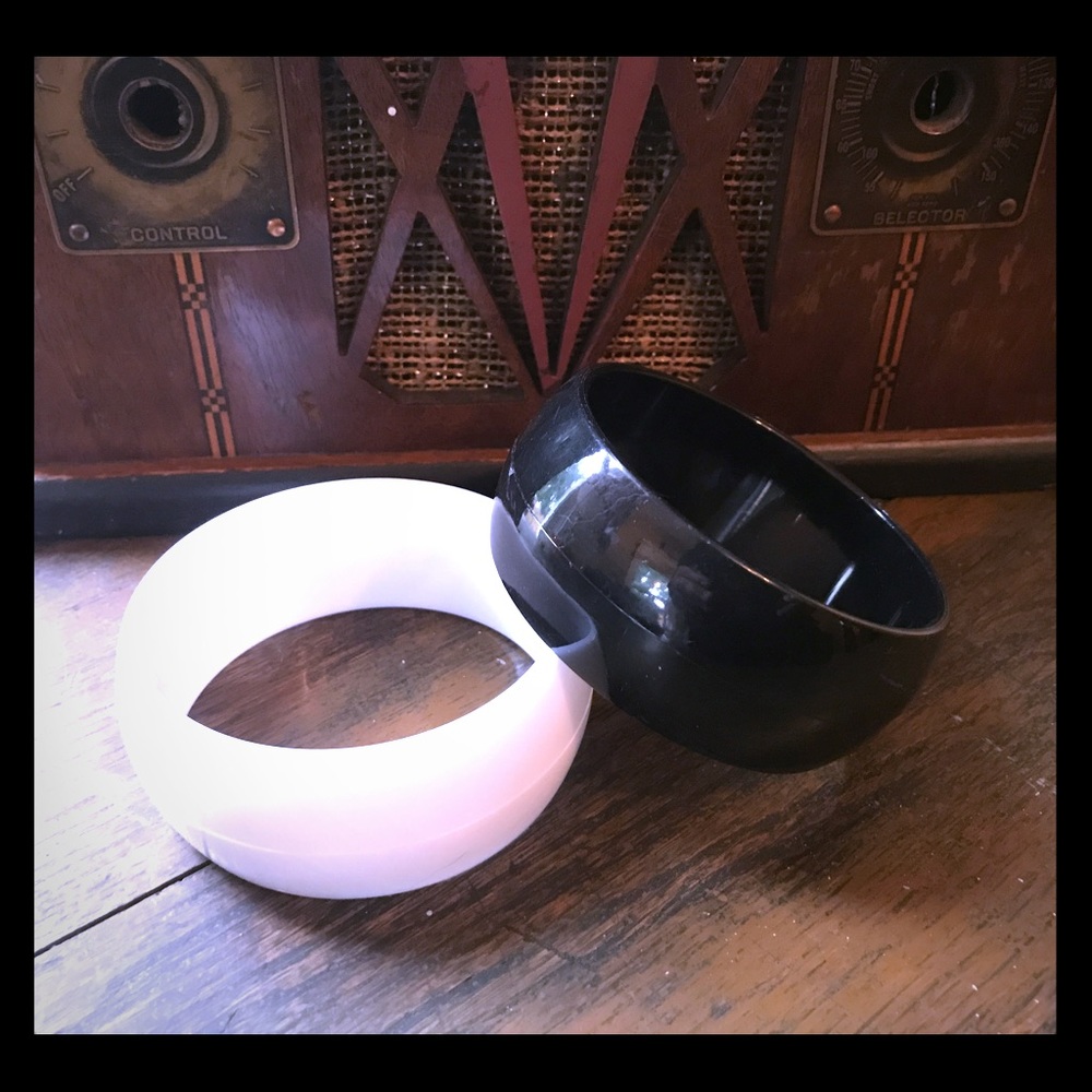 Super Cute Black & White Plastic Chunky Bangle Set