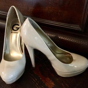 Nude guess pumps