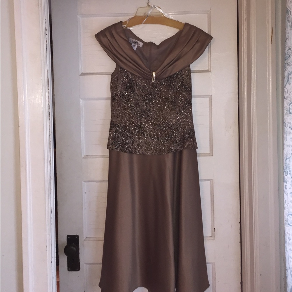 Gold metallic formal dress - Picture 1 of 4