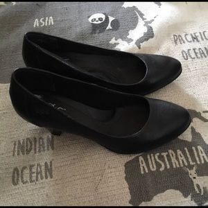 NEW Born boc black leather pump 6.5/37