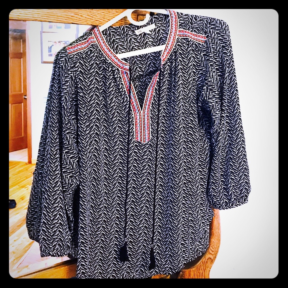 Super cute blouse w/ embroidered details