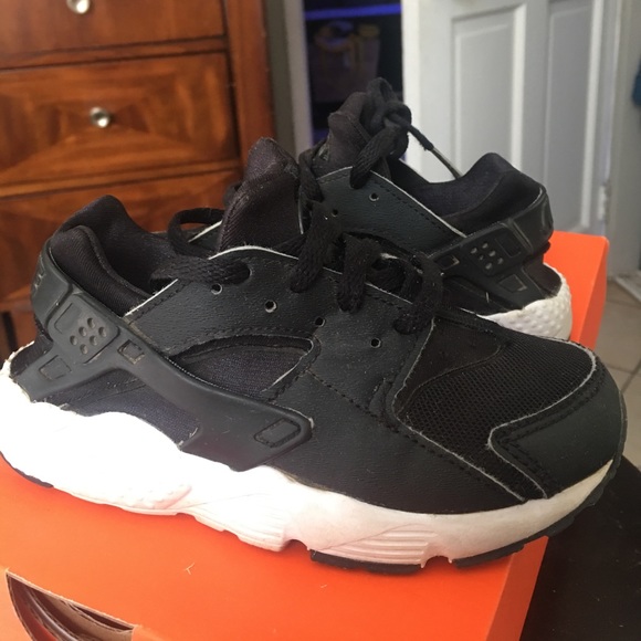 le scarpe nike bambino maschio huaraches 11c poshmark le scarpe nike bambino maschio huaraches 11c poshmark