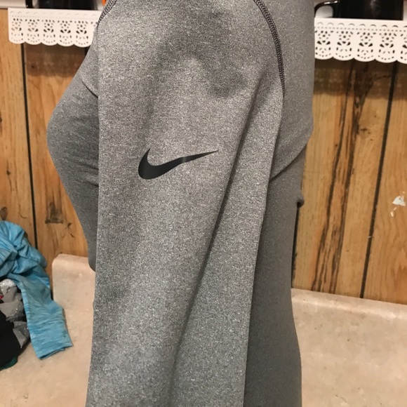 Nike top🔴 - Picture 2 of 5