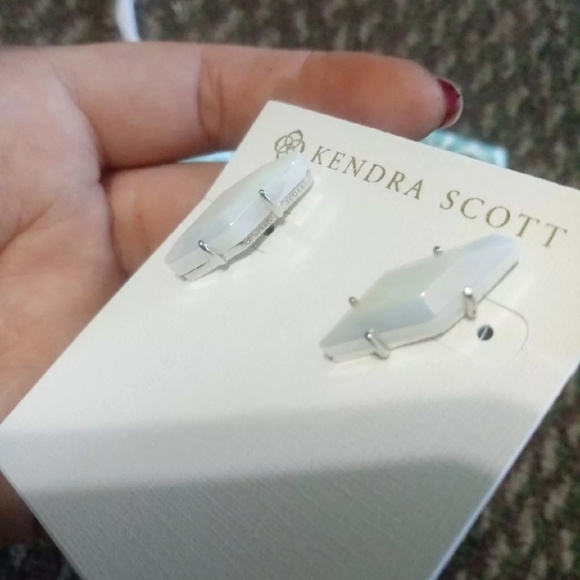 Kendra Scott Belinda Earrings - Picture 2 of 3