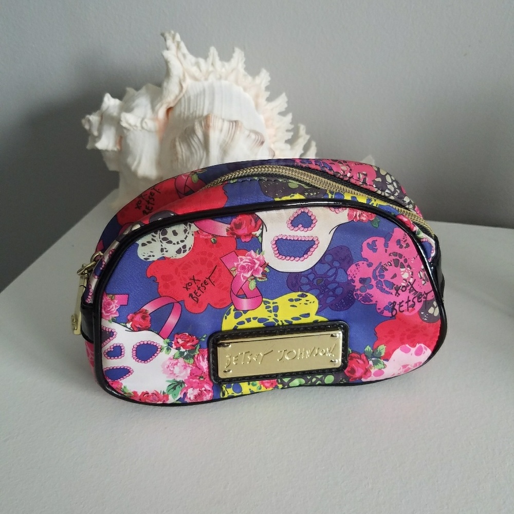 ☠betsy johnson make-up bag☠