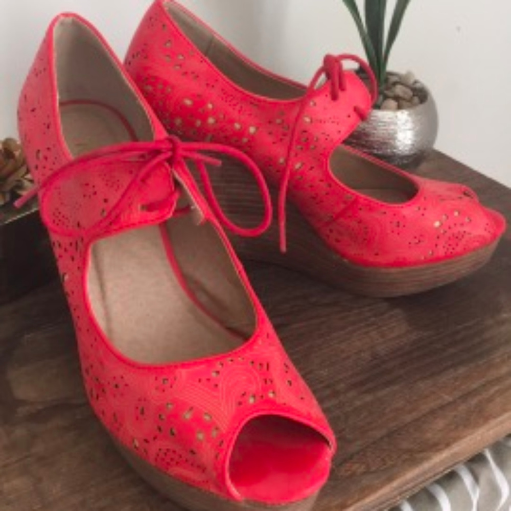 RESTRICTED RED WEDGE LACE SANDALS - SIZE 8