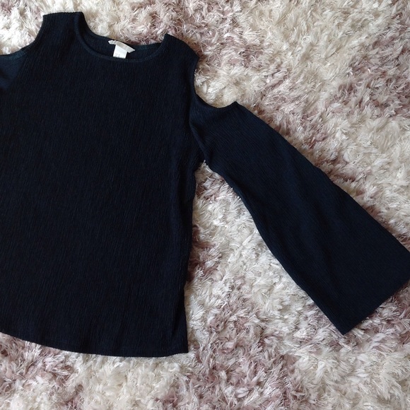 BOGO‼️Beautiful forest green cold shoulder top - Picture 2 of 7