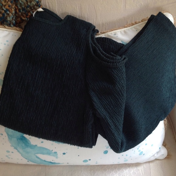 BOGO‼️Beautiful forest green cold shoulder top - Picture 5 of 7