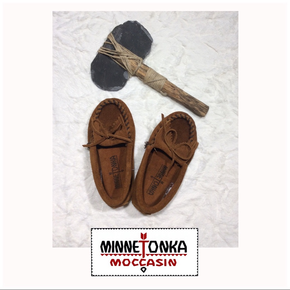 Minnetonka Kids Kilty Suede Loafer, Size 10