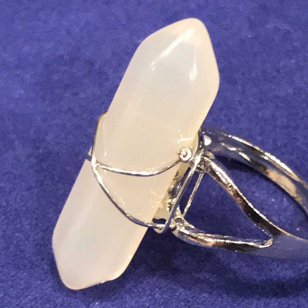 NWT UNIQUE HEALING CRYSTAL ADJUSTABLE RING