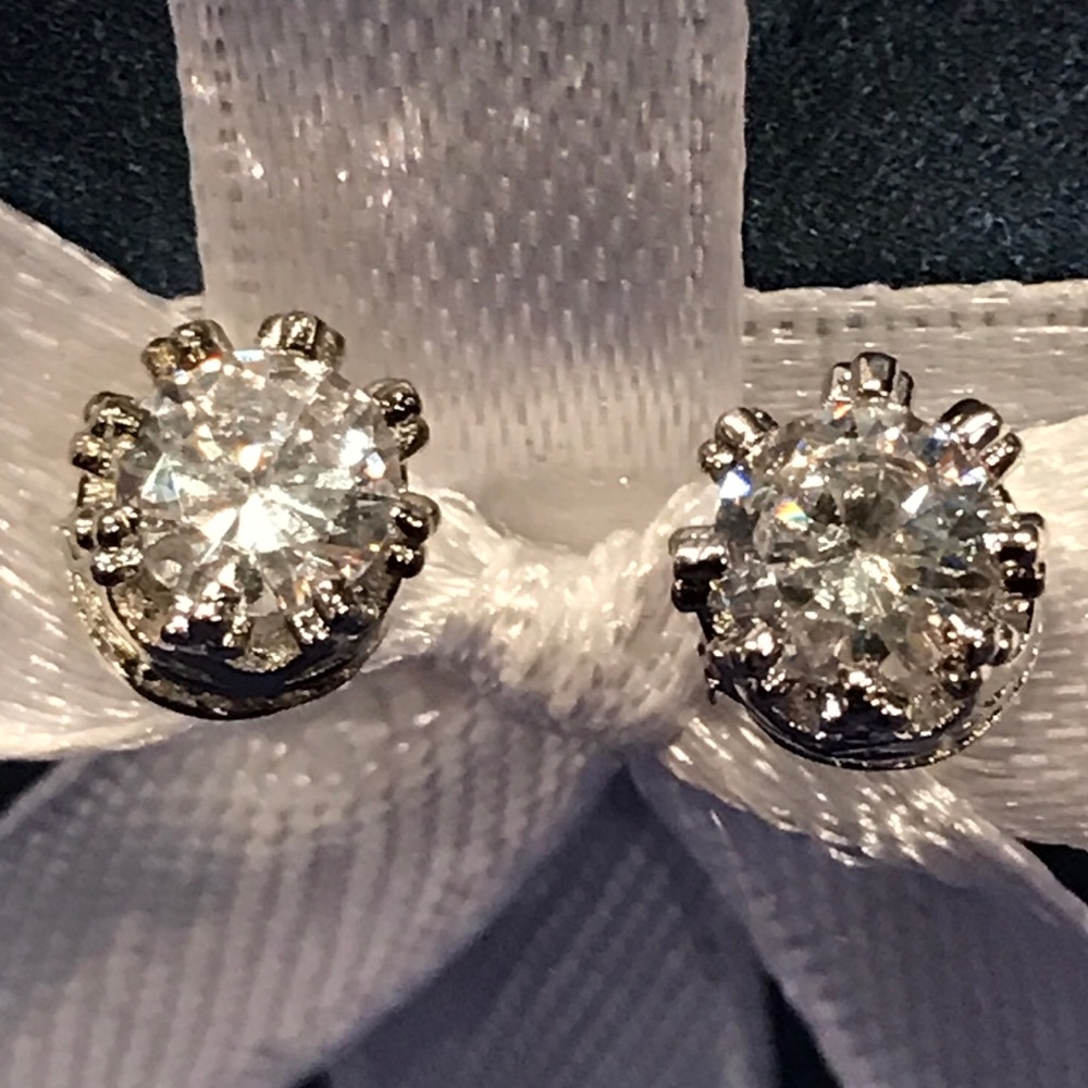 NWT! 925 STERLING SILVER CROWN LAB DIAMOND STUDS