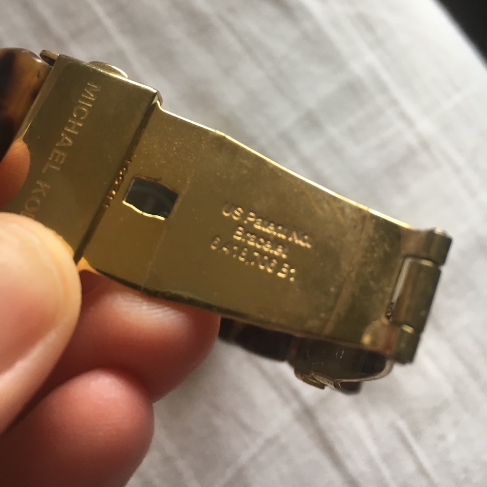 Michael Kors oversized tortoise shell watch - Picture 5 of 7