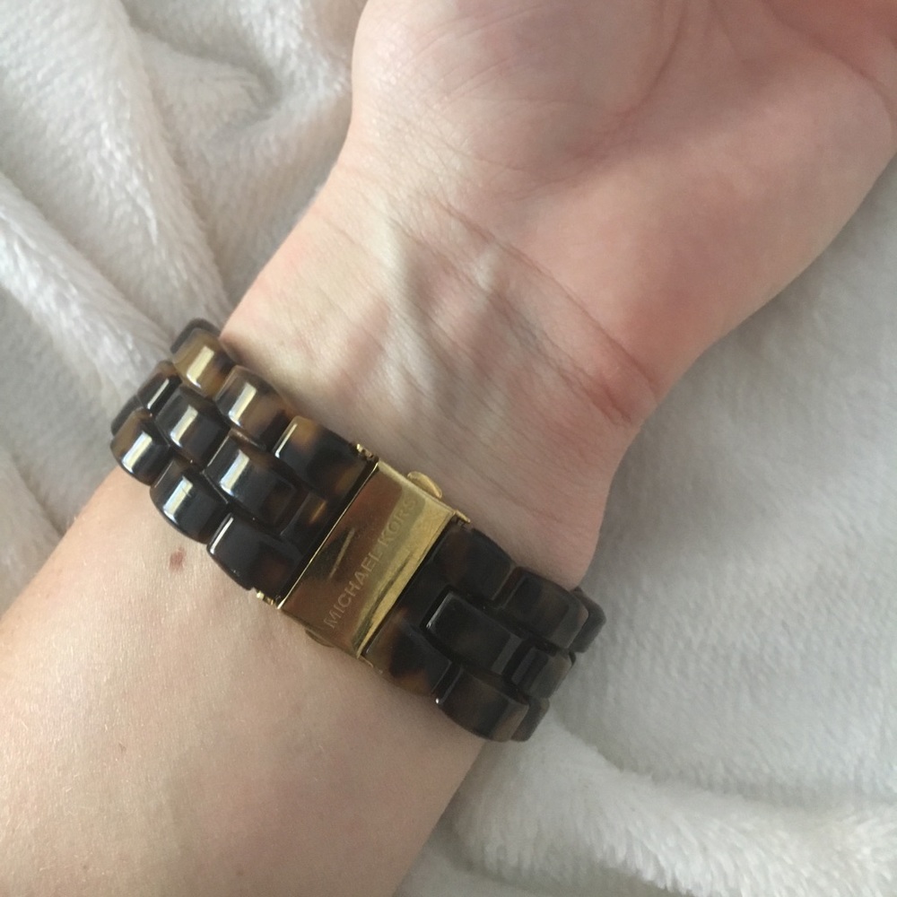 Michael Kors oversized tortoise shell watch - Picture 7 of 7