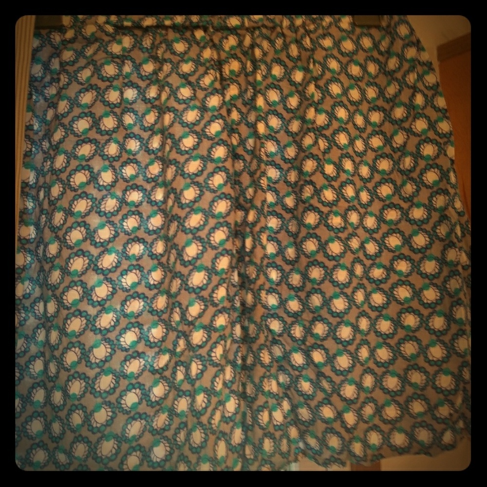 Medium knee length skirt with pockets
