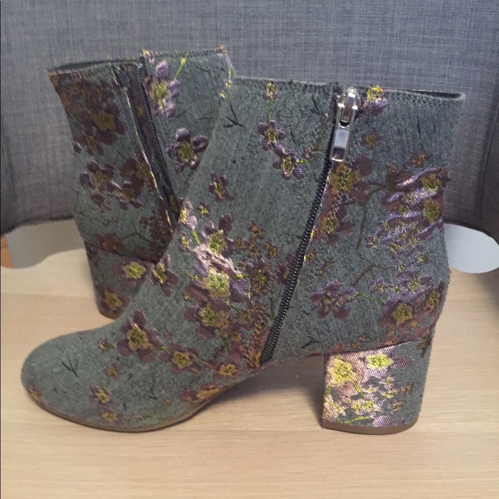 Beautiful Grey embroidered Zigi Soho boots